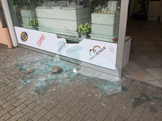 leistung - sicherheitsfolien - Glasbruchfolie als geprüfte Einbruchschutzfolie mit fachgerechter Montage und Garantie